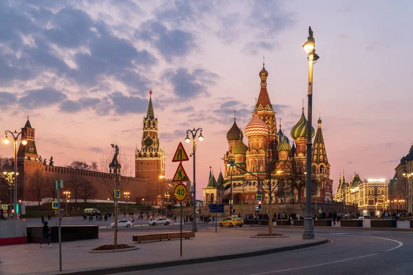 Московский Кремль и Санкт-Петербург на закате, Россия . — стоковое фото