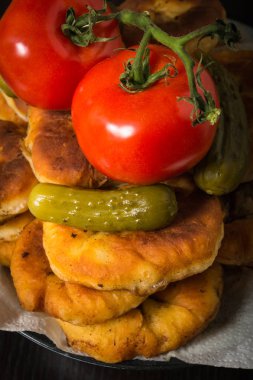 Belyashi, Domates, Salatalık Turşusu, Sarımsak, Votka cam