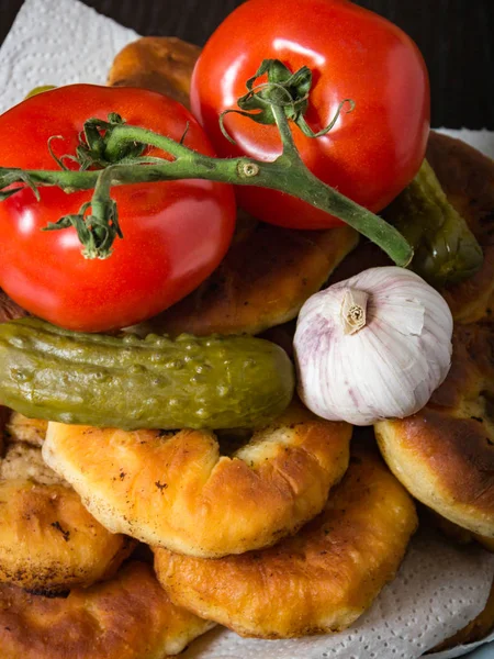 Belyashi, Tomates, Pepinos en vinagre, Ajo, Vodka glass —  Fotos de Stock