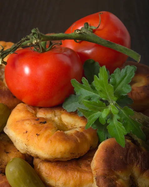 Belyashi, Tomates, Pepinos en vinagre, Ajo, Vodka glass — Foto de Stock