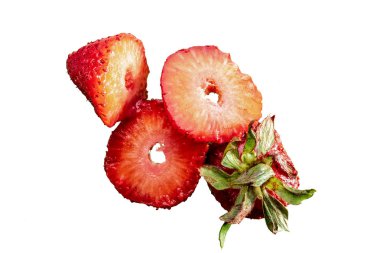 Yapraklı çilek. Beyaz bir arkaplanda izole edilmiş.