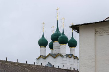 Soğan kubbeli Rus ortodoks kilisesi. Rostov Kremlin
