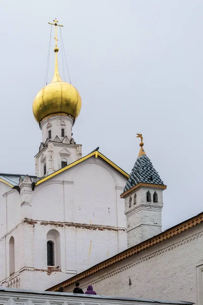 Église orthodoxe russe avec dômes d'oignon. Rostov Kremlin — Photo