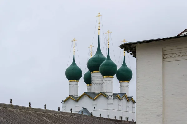 Église orthodoxe russe avec dômes d'oignon. Rostov Kremlin — Photo