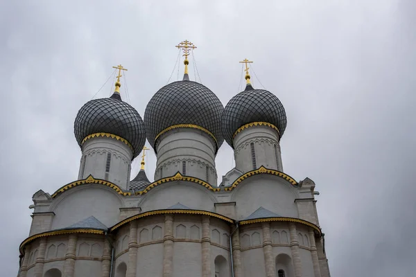 Église orthodoxe russe avec dômes d'oignon. Rostov Kremlin — Photo