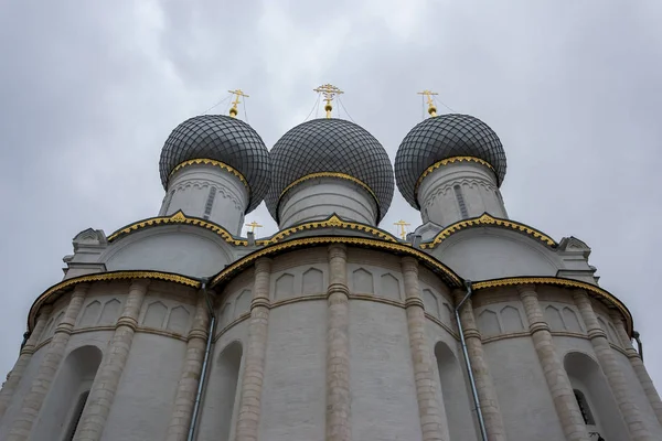 Église orthodoxe russe avec dômes d'oignon. Rostov Kremlin — Photo