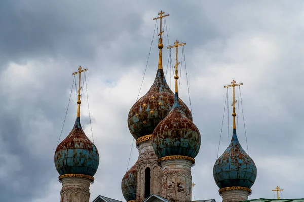 Église orthodoxe russe avec dômes d'oignon. Rostov Kremlin — Photo