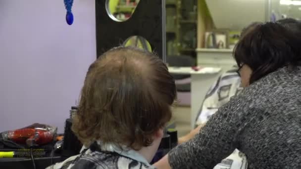 一个年轻人在理发店理发。特写 — 图库视频影像