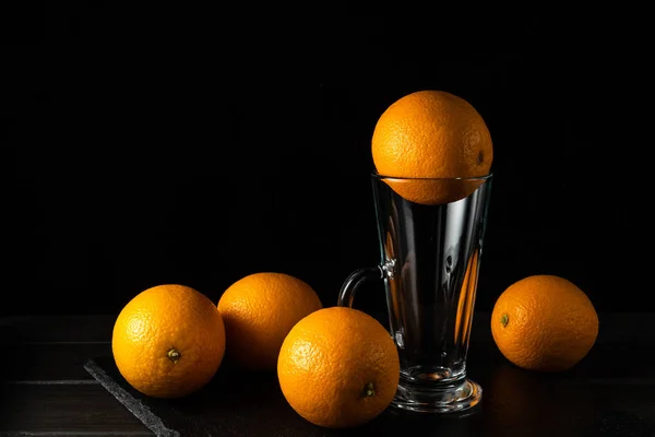 Апельсиновый сок в стакане на черном фоне — стоковое фото