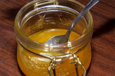 Bal kavanozunda kaşık