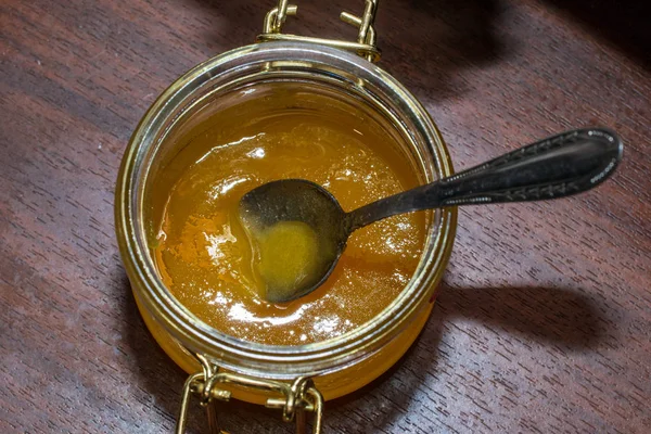Lepel in een potje honing — Stockfoto