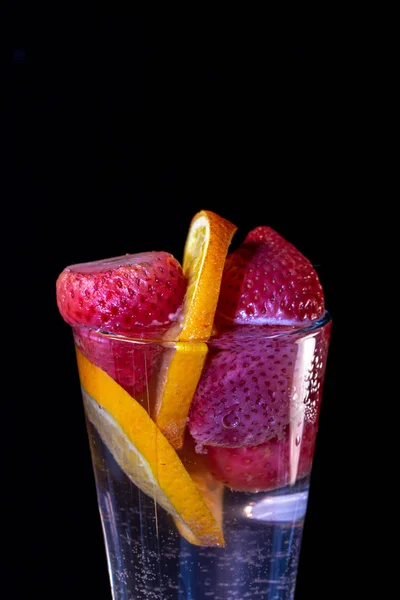 물 한 잔에 오렌지 딸기 — 스톡 사진
