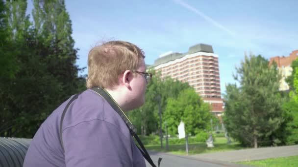 Nuori mies ottaa kuvia puistossa — kuvapankkivideo