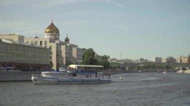 Genç adam parkta fotoğraf çekiyor.