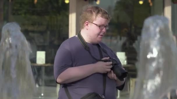 Joven toma fotos en el parque — Vídeos de Stock