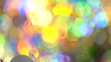 Renkli bir arka plan üzerinde su yağ daireleri