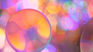 Renkli bir arka plan üzerinde su yağ daireleri