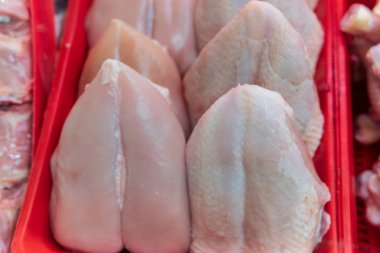 Bir süpermarket vitrin bir tepside Soğutulmuş tavuk göğüsleri