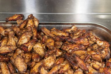 Bir süpermarket vitrin bir tepside kızarmış tavuk