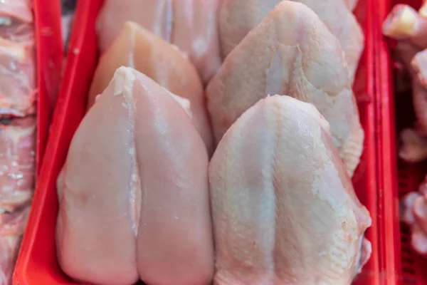Bir süpermarket vitrin bir tepside Soğutulmuş tavuk göğüsleri