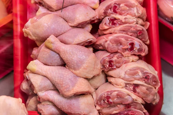 Охлажденные куриные бёдра на подносе в супермаркете — стоковое фото