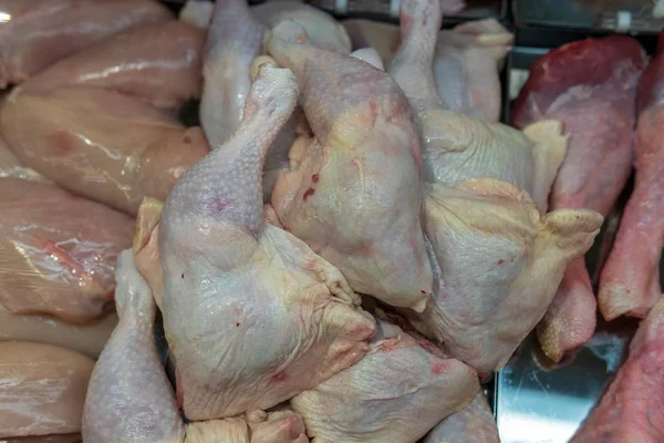 Cuisses de poulet réfrigérées sur un plateau dans une vitrine de supermarché — Photo