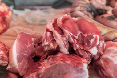 Bir süpermarket vitrin soğutulmuş çiğ et