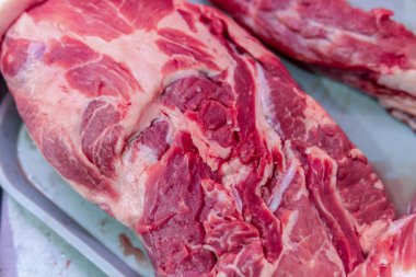 Bir süpermarket vitrin soğutulmuş çiğ et