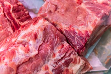 Bir süpermarket vitrin soğutulmuş çiğ et