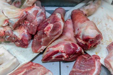 Bir süpermarket vitrin soğutulmuş çiğ et