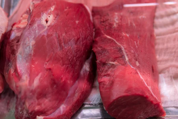Сырое мясо охлаждено в витрине супермаркета — стоковое фото