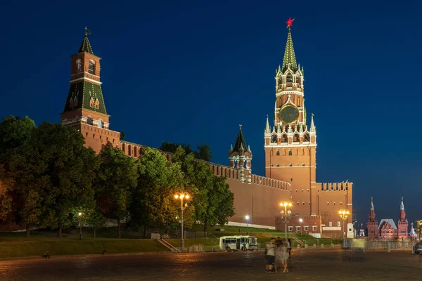 Torre Spasskaya en la Plaza Roja, vista nocturna. Moscú, Rusia — Foto de Stock