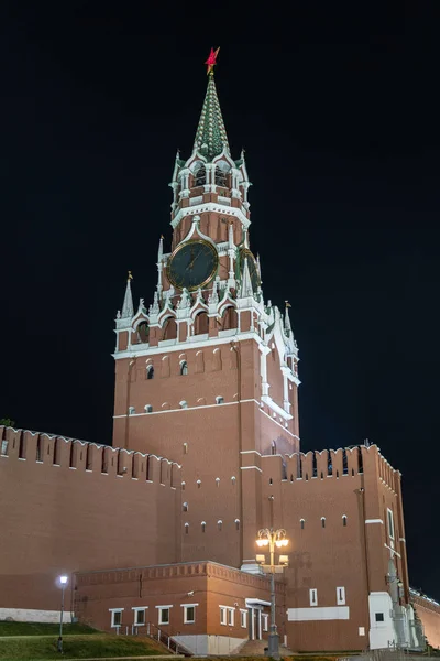 Torre Spasskaya en la Plaza Roja, vista nocturna. Moscú, Rusia — Foto de Stock