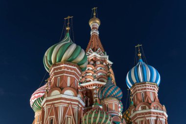 St. Basils Katedrali gece manzarası. Kızıl Meydan Moskova Rusya