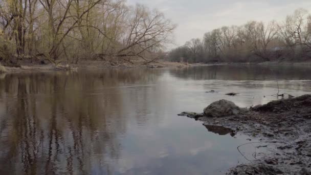 Reflet du ciel et des arbres dans la rivière 