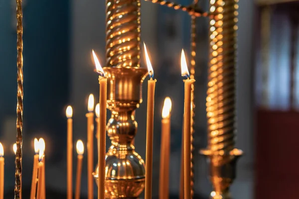 Brûler des bougies dans l'église orthodoxe — Photo