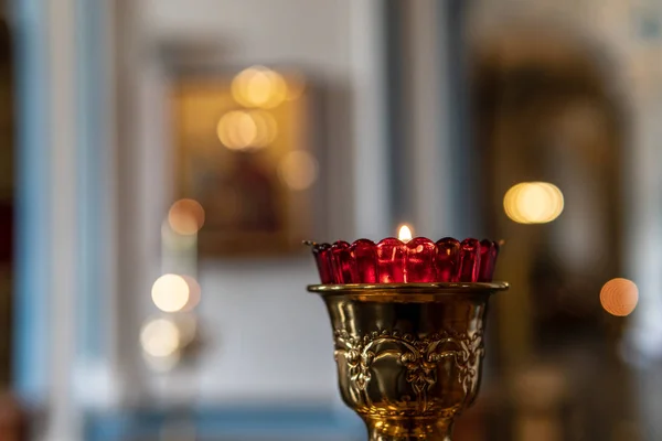 Brûler des bougies dans l'église orthodoxe — Photo