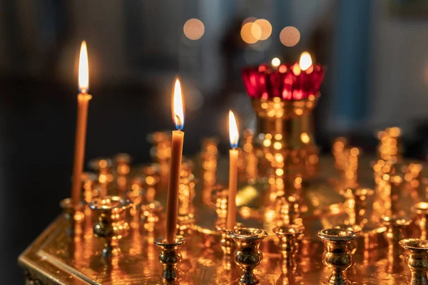 Brûler des bougies dans l'église orthodoxe — Photo