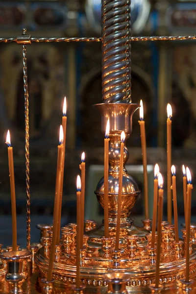 Brûler des bougies dans l'église orthodoxe — Photo