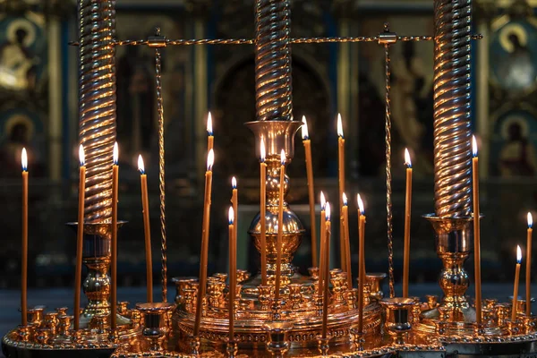 Brûler des bougies dans l'église orthodoxe — Photo