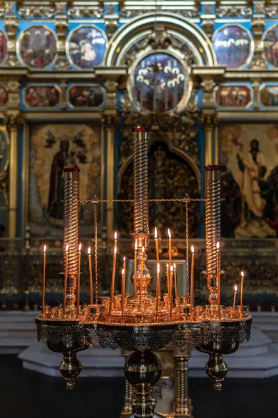 Candele accese nella Chiesa ortodossa — Foto Stock