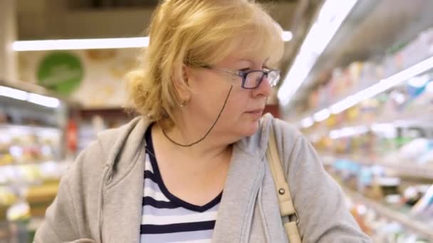 Γυναίκα Διαλέγει Φαγητό Στο Μαγαζί — Αρχείο Βίντεο