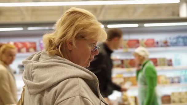 Mujer Elige Comida Tienda — Vídeos de Stock