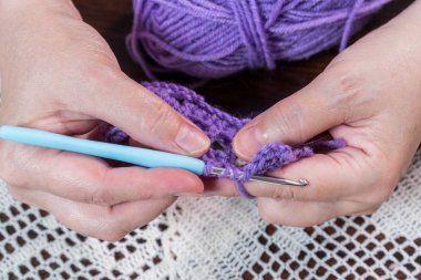 Kadın crocheting dekoratif peçeteler, şallar ve eşarplar