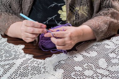 Kadın crocheting dekoratif peçeteler, şallar ve eşarplar