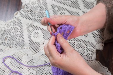 Kadın crocheting dekoratif peçeteler, şallar ve eşarplar
