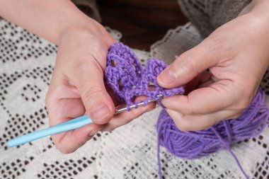 Kadın crocheting dekoratif peçeteler, şallar ve eşarplar
