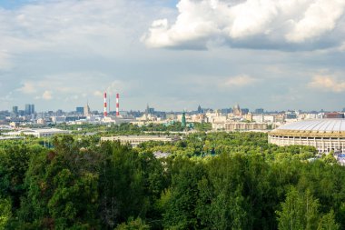 Güneşli bir günde Moskova Panoraması. Sparrow tepeleri 'nden görünüm
