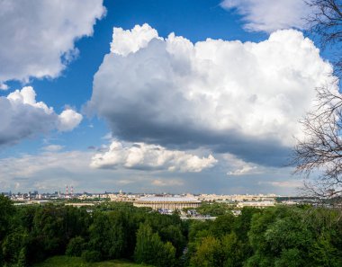 Güneşli bir günde Moskova Panoraması. Sparrow tepeleri 'nden görünüm