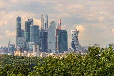 Güneşli bir günde Moskova Panoraması. Sparrow tepeleri 'nden görünüm